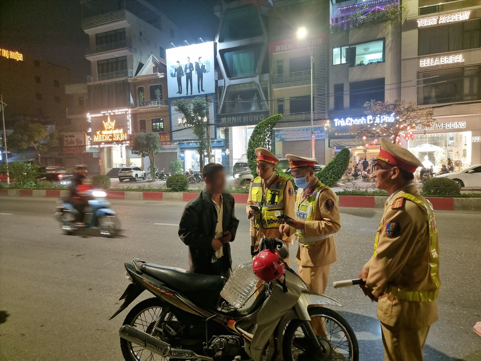 Cảnh sát giao thông Nghệ An xử lý người đi xe máy vi phạm nồng độ cồn. Ảnh: Hải Đăng