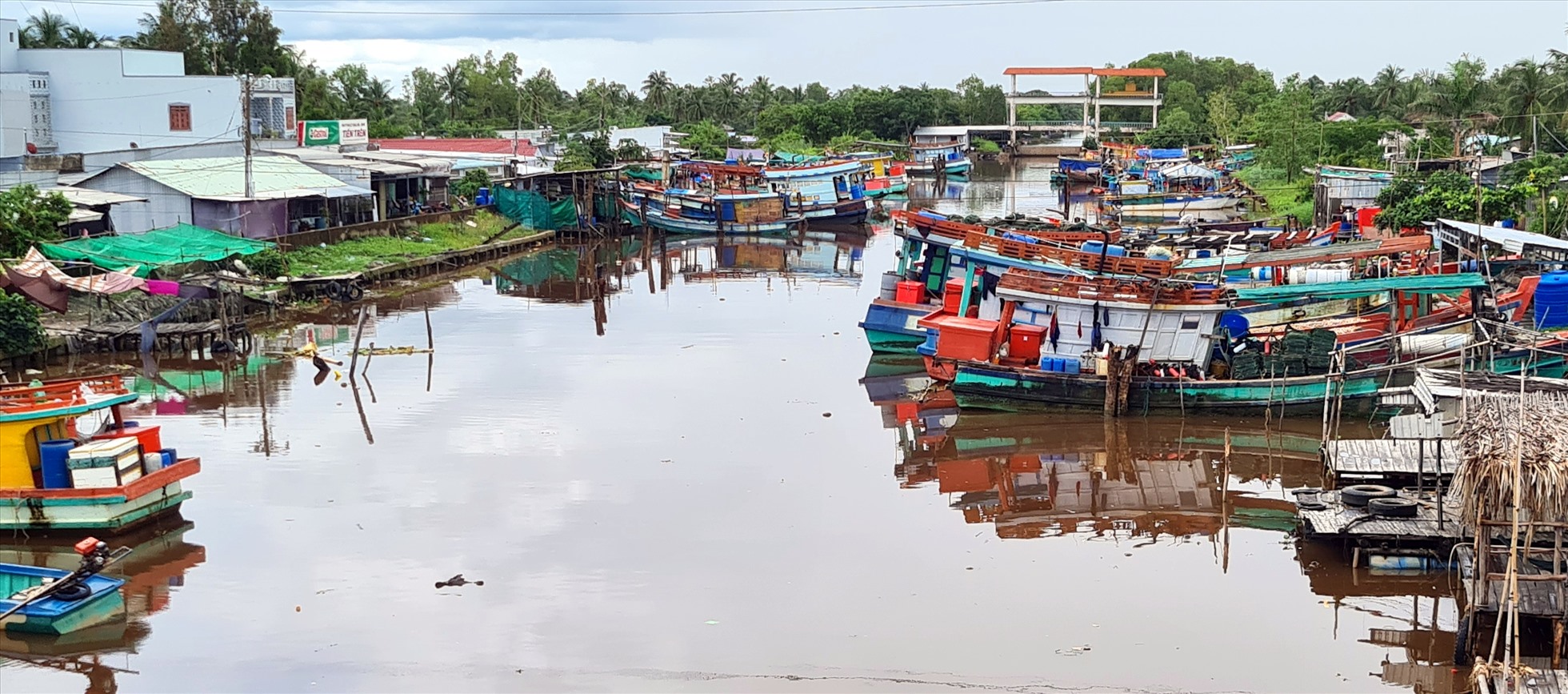 Hiện nay toàn tỉnh còn khoảng 12.200 hộ đang sống trong khu vực ven sông, vùng thiên tai cần được bố trí, sắp xếp tái định cư. Ảnh: Nhật Hồ