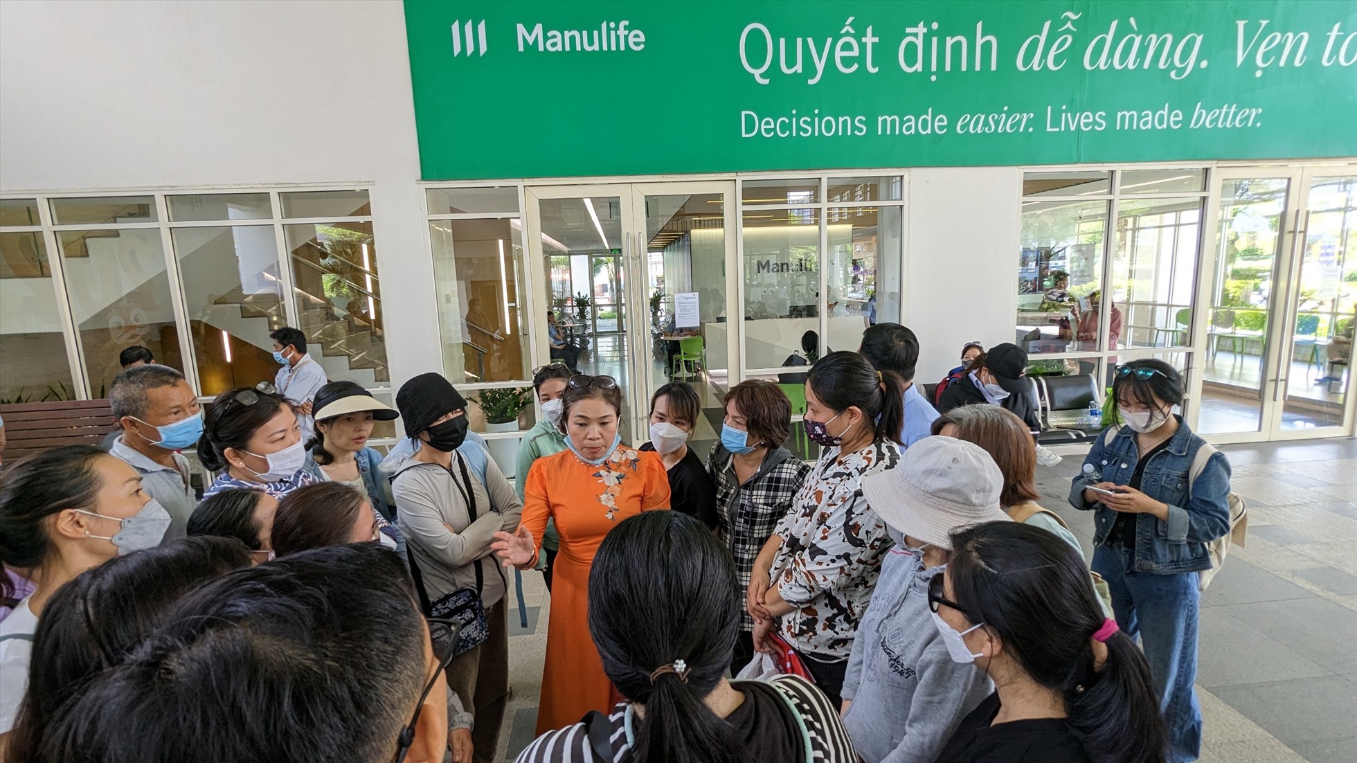 Có tổng cộng 98 trường hợp được Manulife tiếp nhận đơn thư trong sáng ngày 15.5. Ảnh: Anh Tú