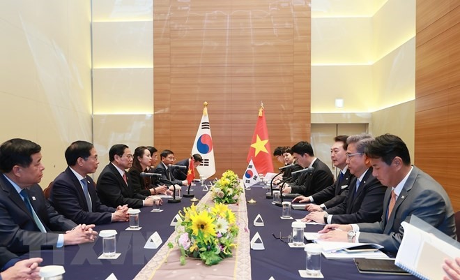 Quang cảnh cuộc trao đổi giữa Thủ tướng Chính phủ Phạm Minh Chính và Tổng thống Hàn Quốc Yoon Suk-yeol. Ảnh: TTXVN