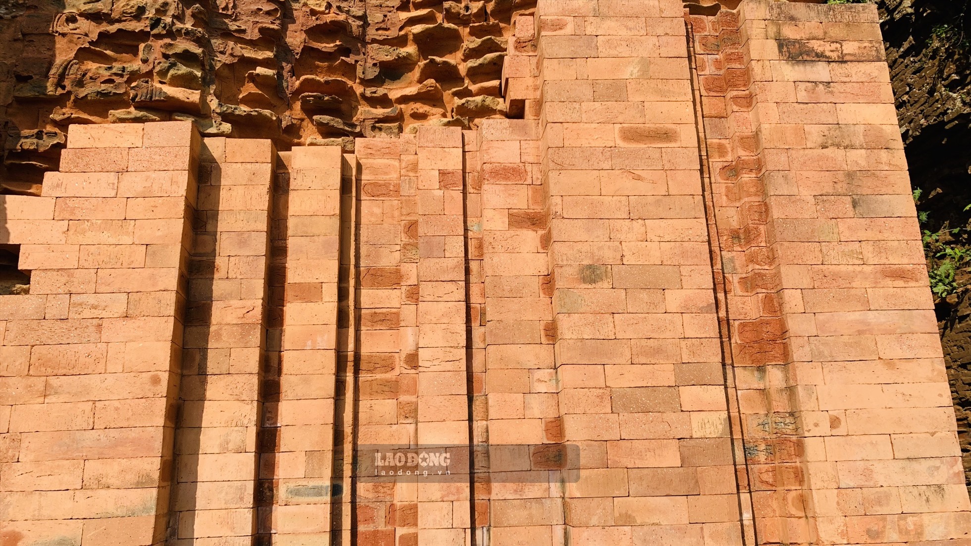 Liệu có mấy người nhận ra đây là bức tường tháp Chăm nghìn năm tuổi nếu không đọc chú thích. Trong ảnh: Bức tường tháp Bắc sau khi trùng tu. Ảnh Hoàng Bin.