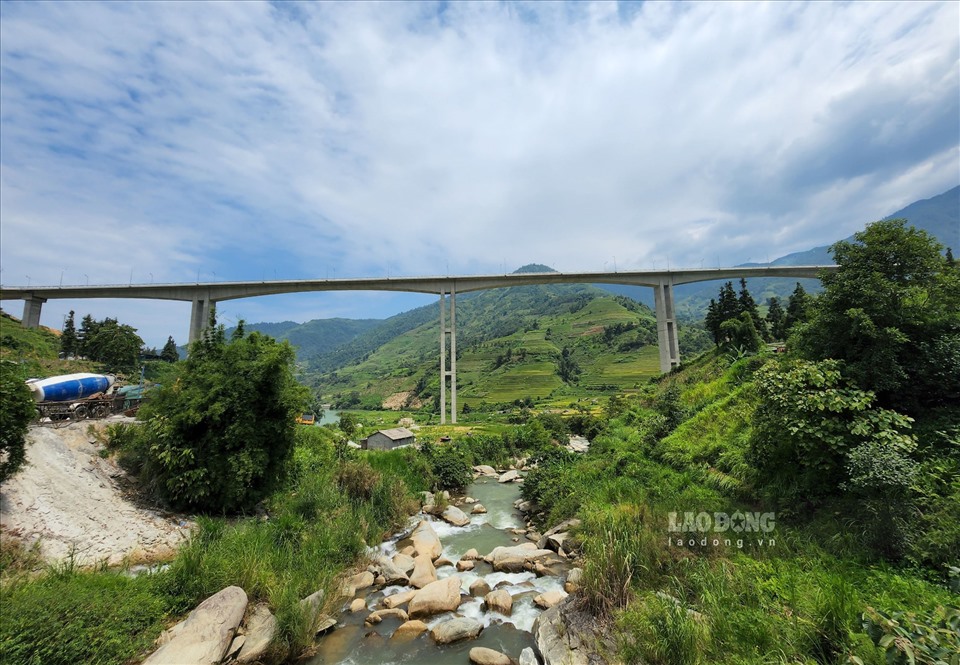 Cầu cạn Móng Sến vượt địa hình có chiều dài 612m, nối từ khu vực chân dốc lên đỉnh dốc ba tầng - đoạn đường khó đi, quanh co, nguy hiểm nhất trên cung đường từ thành phố Lào Cai lên thị xã Sa Pa.