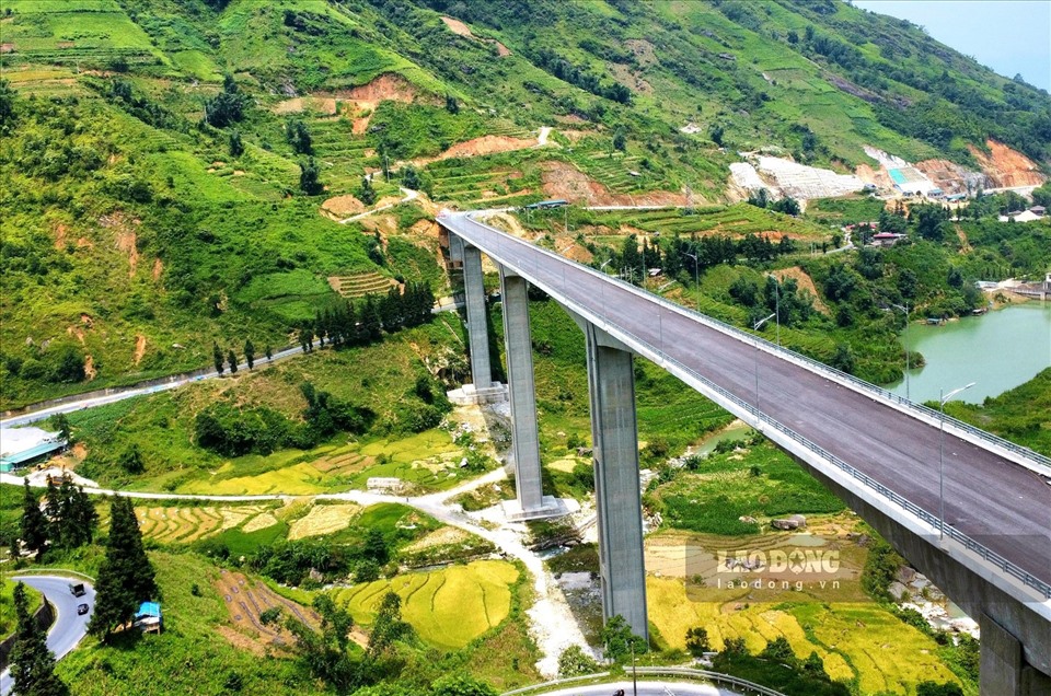 Cầu cạn Móng Sến là cây cầu trên cạn (không bắc qua sông) có trụ cao nhất Việt Nam (83m), nối cao tốc Nội Bài - Lào Cai đến Khu du lịch quốc gia Sa Pa, làm giảm áp lực giao thông cho tuyến huyết mạch Quốc lộ 4D. Ảnh: Tân Văn.