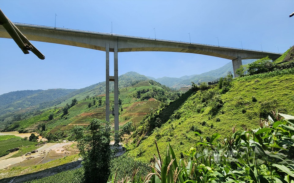 Cầu có tổng cả 5 trụ đỡ, theo tìm hiểu của PV, việc thông xe kỹ thuật tại cây cầu này được thực hiện vào khoảng quý IV.2023.