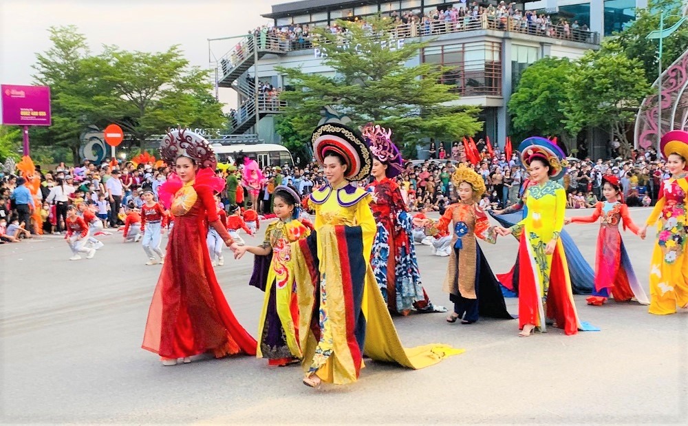 Lễ hội đường phố tạo ấn tượng đặc sắc đối với du khách khi đặt chân đến Quảng Bình vào đầu dịp nghỉ lễ. Ảnh: Hồng Thiệu