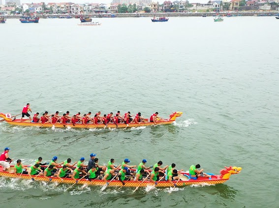 Lễ hội đua thuyền trên sông Nhật Lệ thu hút rất đông người dân và du khách. Ảnh: Hồng Thiệu