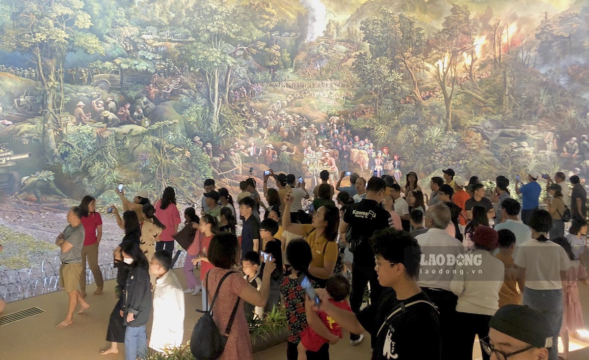 Đặc biệt, đây cũng là nơi có tác phẩm nghệ thuật đồ sộ - Bức tranh panorama Chiến dịch Điện Biên Phủ có tổng diện tích hơn 3.200m2.
