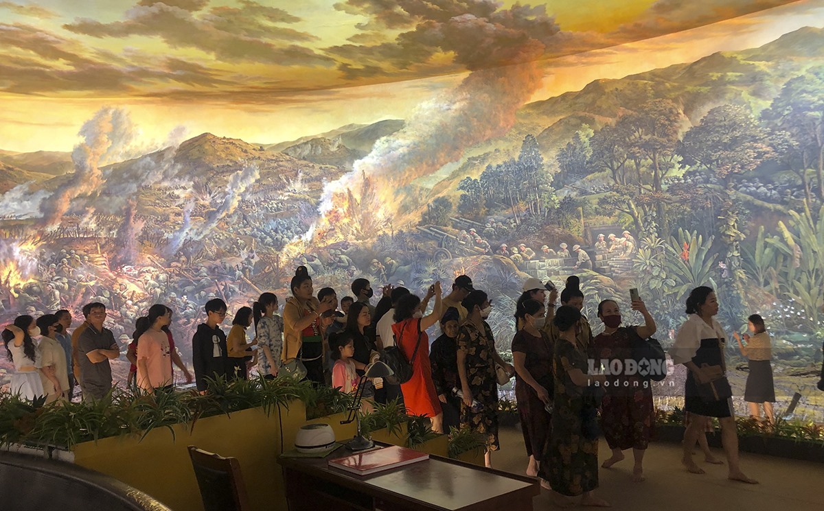 Gần 100 họa sĩ đã vẽ bức tranh này trong khoảng 2 năm với hơn 4.500 nhân vật và khung cảnh núi rừng Tây Bắc trong chiến dịch Điện Biên Phủ được tái hiện.