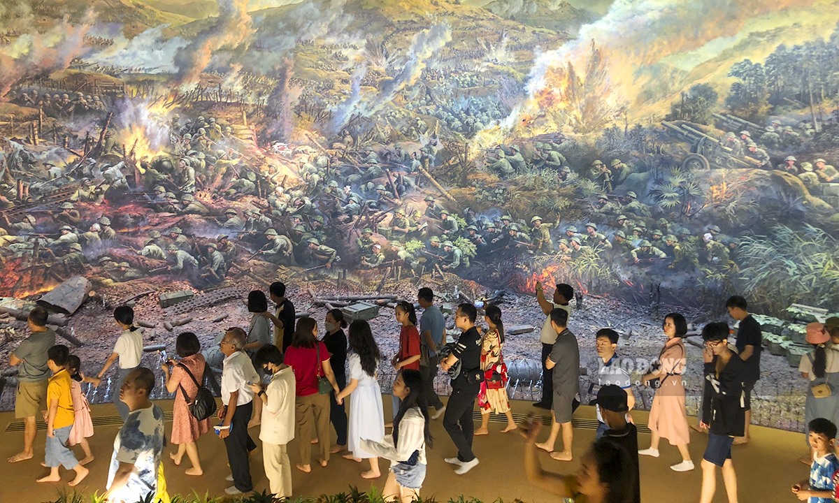 Tranh được được thể hiện liên hoàn trên mặt trong của tòa nhà bảo tàng hình trụ tròn có đường kính 42m. Gần 100 họa sĩ đã vẽ bức tranh này trong khoảng 2 năm với hơn 4.500 nhân vật và khung cảnh núi rừng Tây Bắc trong chiến dịch Điện Biên Phủ được tái hiện.