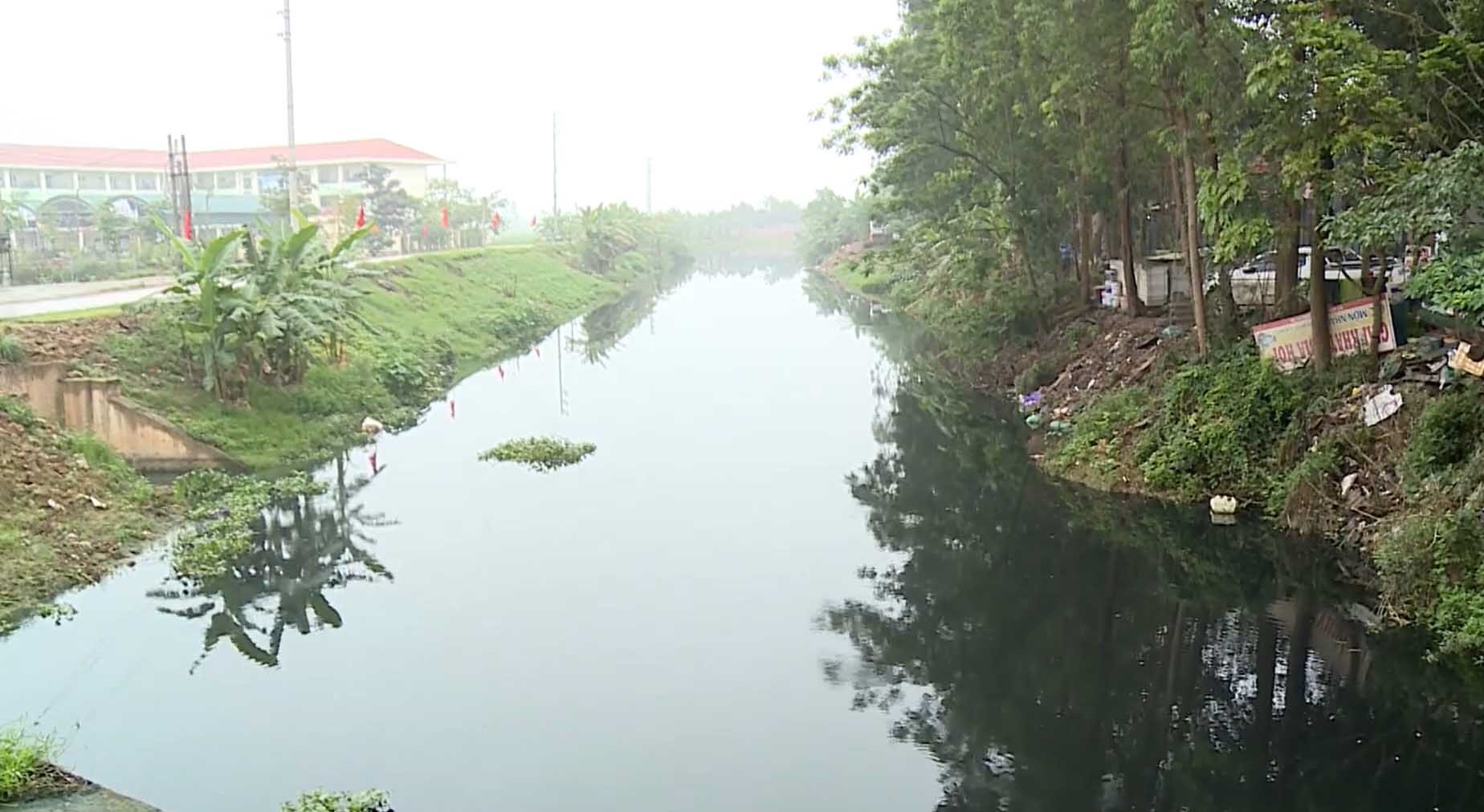 Nguồn nước ô nhiễm ở kênh Tào Khê. Ảnh: Vân Trường