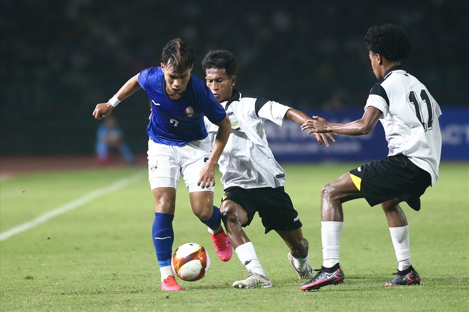 U22 Timor Leste (trắng) để thua 0-4 trước U22 Campuchia ở lượt trận đầu bảng A SEA Games 32. Ảnh: thanh Vũ