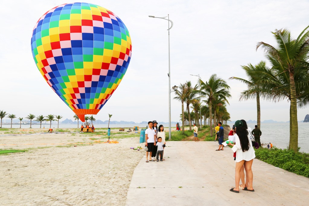 Sản phẩm du lịch đặc biệt này có giá 590.000 đồng/người/lượt bay 15 phút. Ảnh: Minh Đức - Nguyễn Thanh