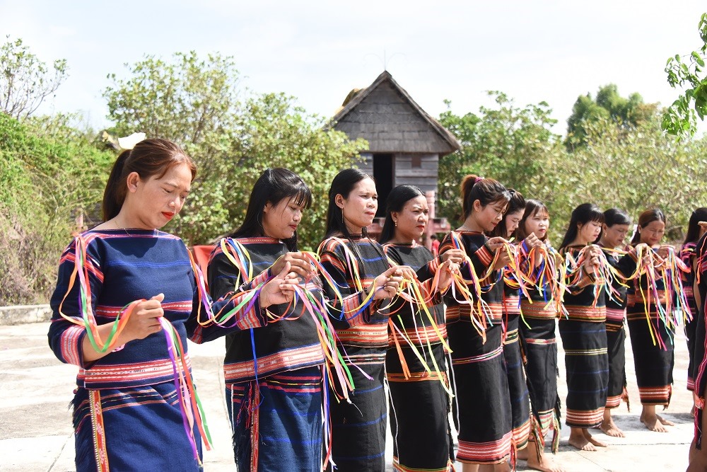 Đội cồng chiêng múa hát, biểu diễn tạo không khí sôi động. Ảnh Thanh Tuấn