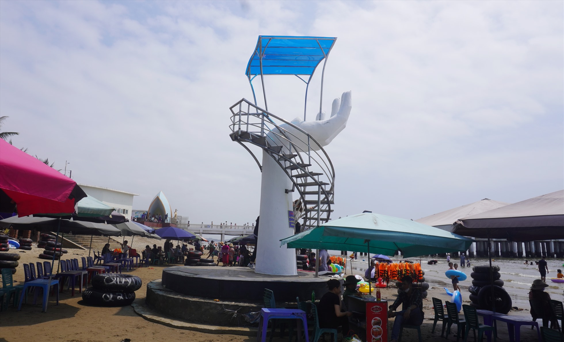 Công trình bàn tay khổng lồ có phần làm giảm đi không gian bãi tắm ở biển Hải Tiến. Ảnh: Quách Du