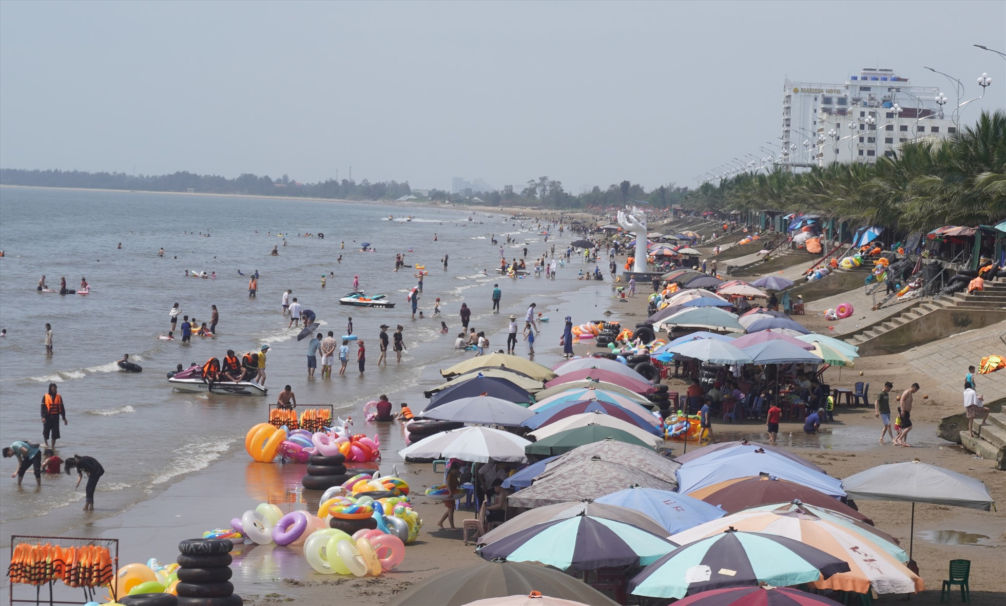 Theo ghi nhận của Lao Động trong ngày 2.5, tại bãi biển Hải Tiến, huyện Hoằng Hóa (Thanh Hóa) có khá đông người dân, du khách về đây tắm mát. Ảnh: Quách Du