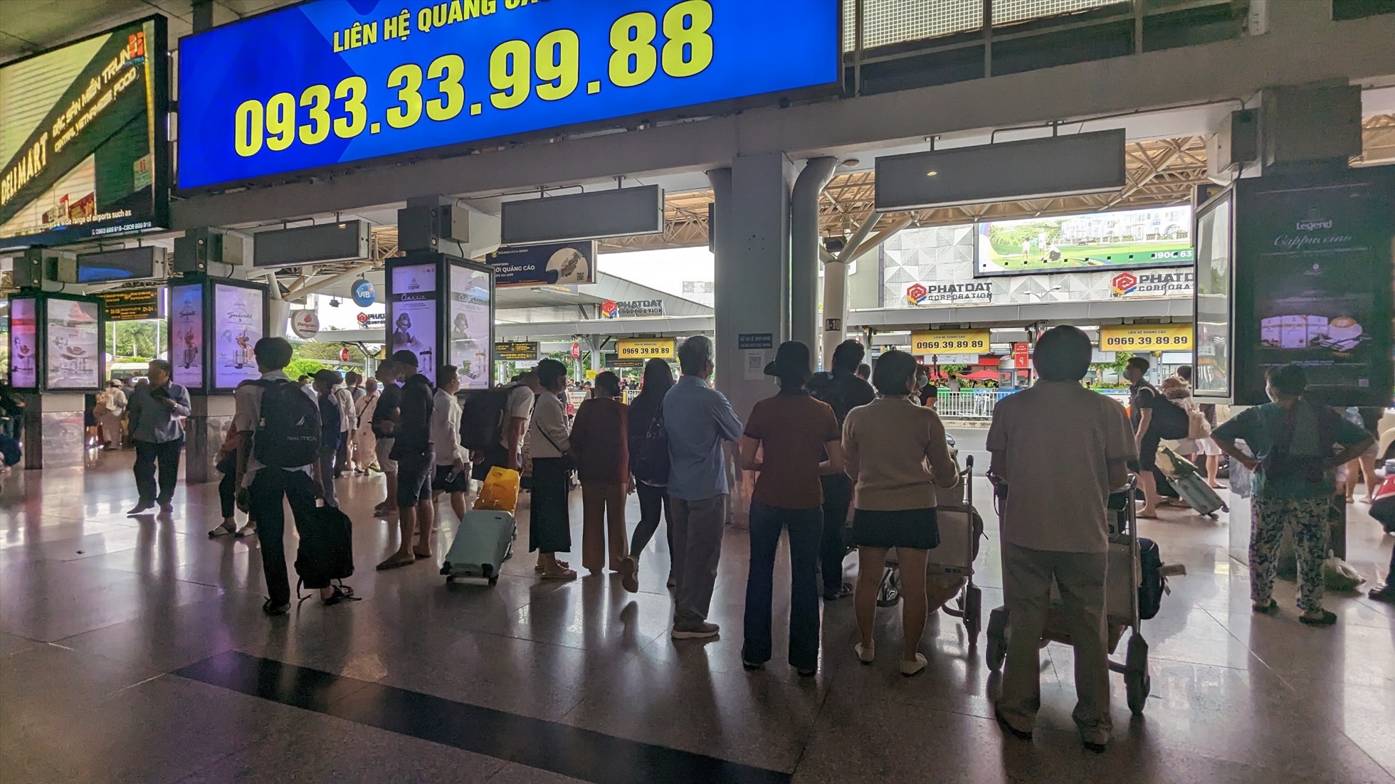 Ghi nhận tại khu vực ga đến trong nước sân bay Tân Sơn Nhất lúc nay, nhiều hành khách lựa chọn trở về TP Hồ Chí Minh sớm, tuy nhiên, không xảy ra tình trạng ùn ứ, quá tải. Dự kiến hôm nay (2.5), Cảng hàng không quốc tế Tân Sơn Nhất đón gần 130.000 lượt khách. Trong đó, gần 62.000 khách đi và gần 68.000 khách đến.