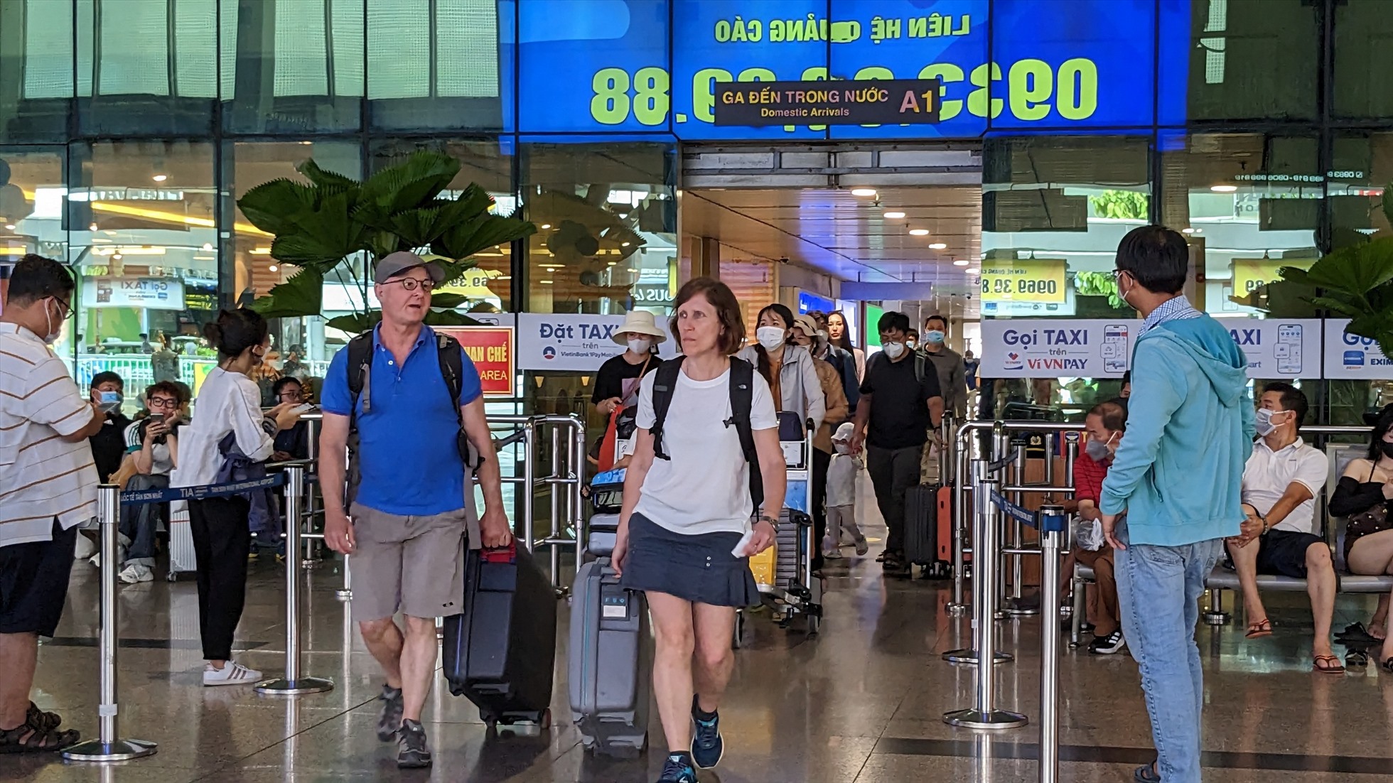 Ghi nhận tại khu vực ga đến trong nước sân bay Tân Sơn Nhất lúc nay, nhiều hành khách lựa chọn trở về TP Hồ Chí Minh sớm, tuy nhiên, không xảy ra tình trạng ùn ứ, quá tải. Dự kiến hôm nay (2.5), Cảng hàng không quốc tế Tân Sơn Nhất đón gần 130.000 lượt khách. Trong đó, gần 62.000 khách đi và gần 68.000 khách đến.