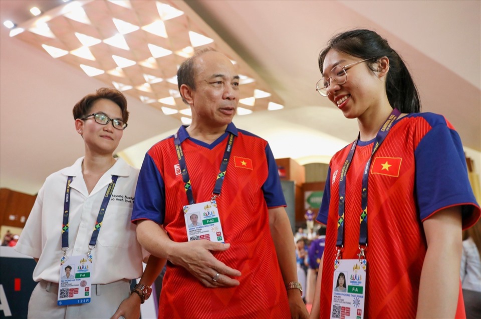 Huấn luyện viên Nguyễn Minh Thắng chia sẻ niềm vui cùng các học trò. Ảnh: Duy Nam