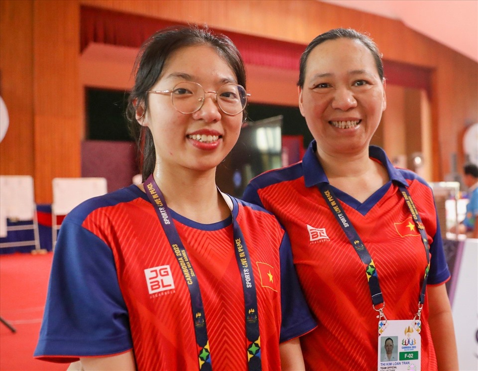 Phương Thảo chia sẻ niềm vui với huấn luyện viên Trần Thị Kim Loan, người dẫn dắt Phương Thảo ở đơn vị Hải Phòng.