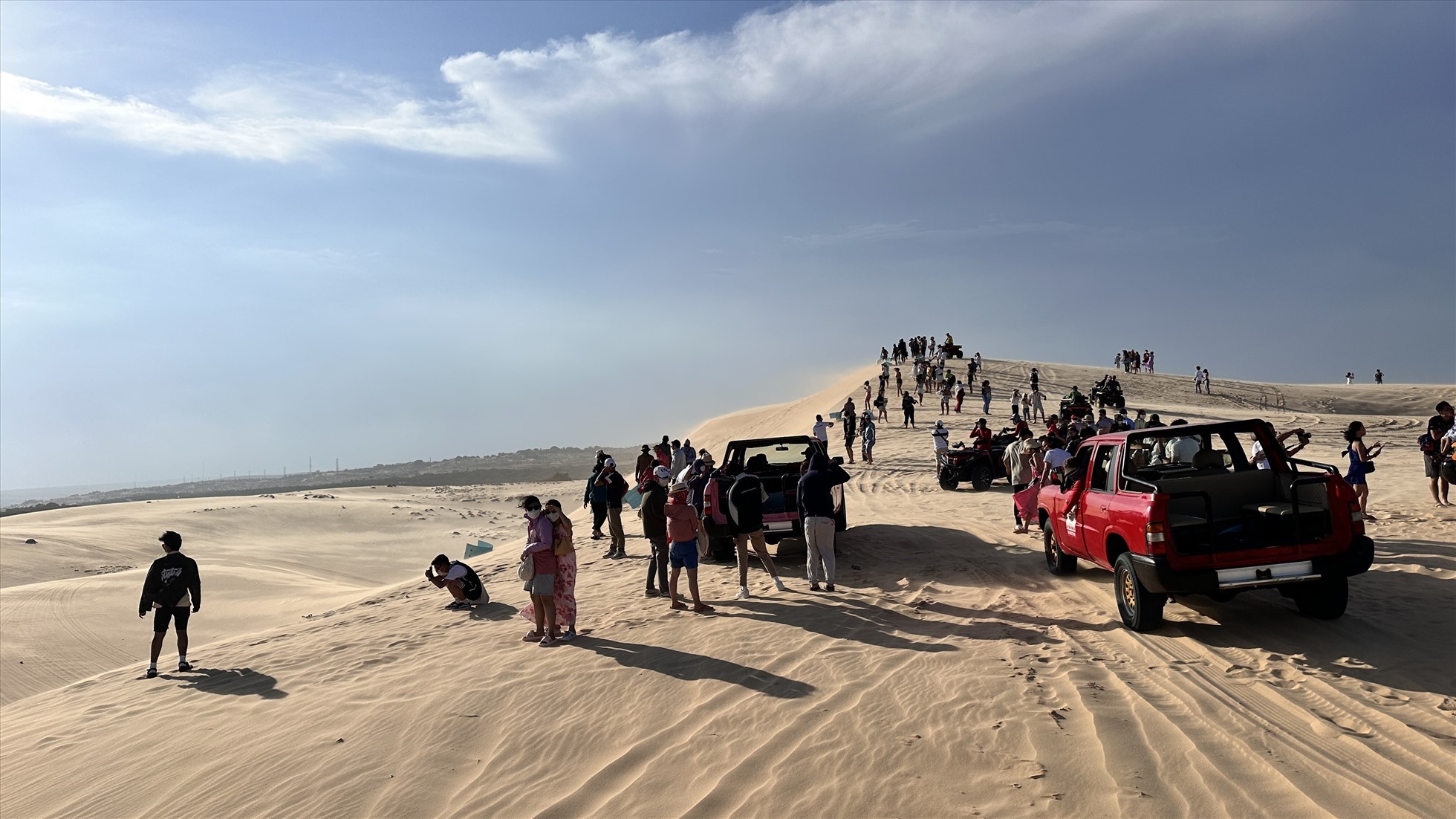 Du khách trải nghiệm xe địa hình ở đồi cát Bàu Trắng. Ảnh: Duy Tuấn