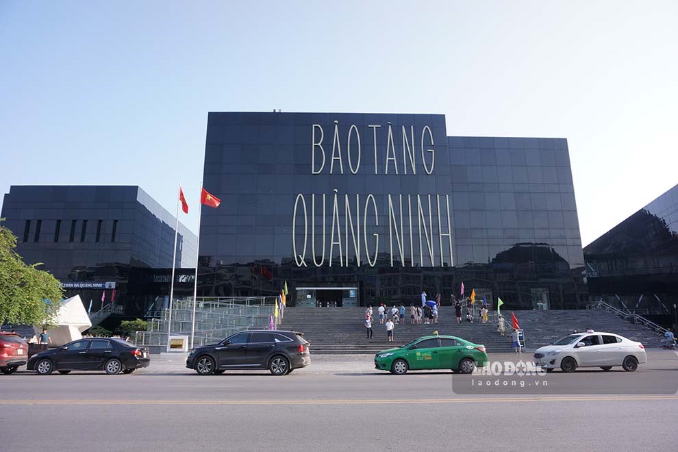 Trong 4 ngày nghỉ lễ đã qua, Bảo tàng Quảng Ninh đã thu hút khoảng 50 nghìn du khách trong nước và quốc tế đến thăm quan, gấp 3 lần so với trước nghỉ kỳ nghỉ lễ, trong đó số vé bán ra chiếm 80%.