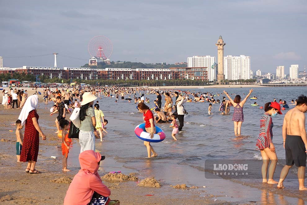 Các bãi biển đẹp, sạch, trải dài là địa điểm được đông đảo du khách lựa chọn (Bãi tắm Sun World Hạ Long).