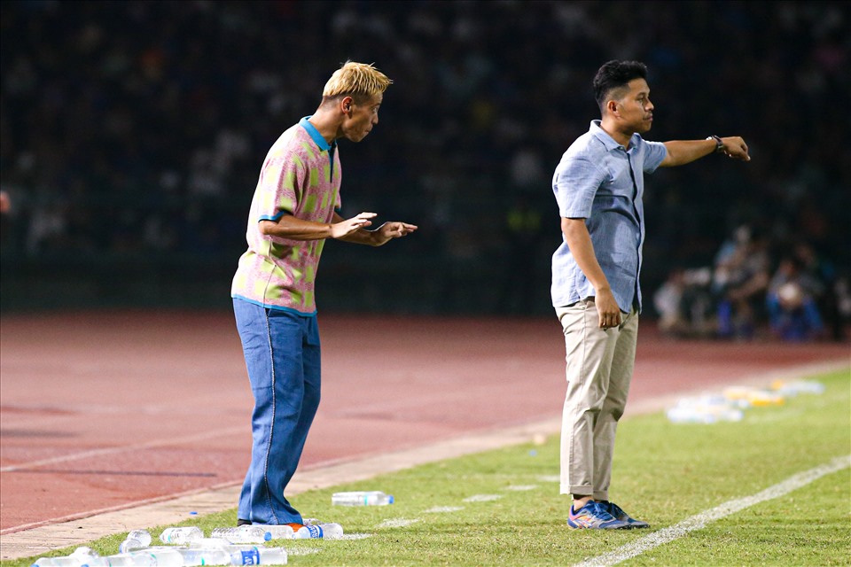 Sau khi trình diễn trang phục lạ mắ ở trận thắng Timor Leste, Giám đốc kĩ thuật Keisuke Honda tiếp tục khiến người hâm mộ cùng giới truyền thông bất ngờ với phong cách mới trong trận gặp U22 Philippines tối ngày 2.5.