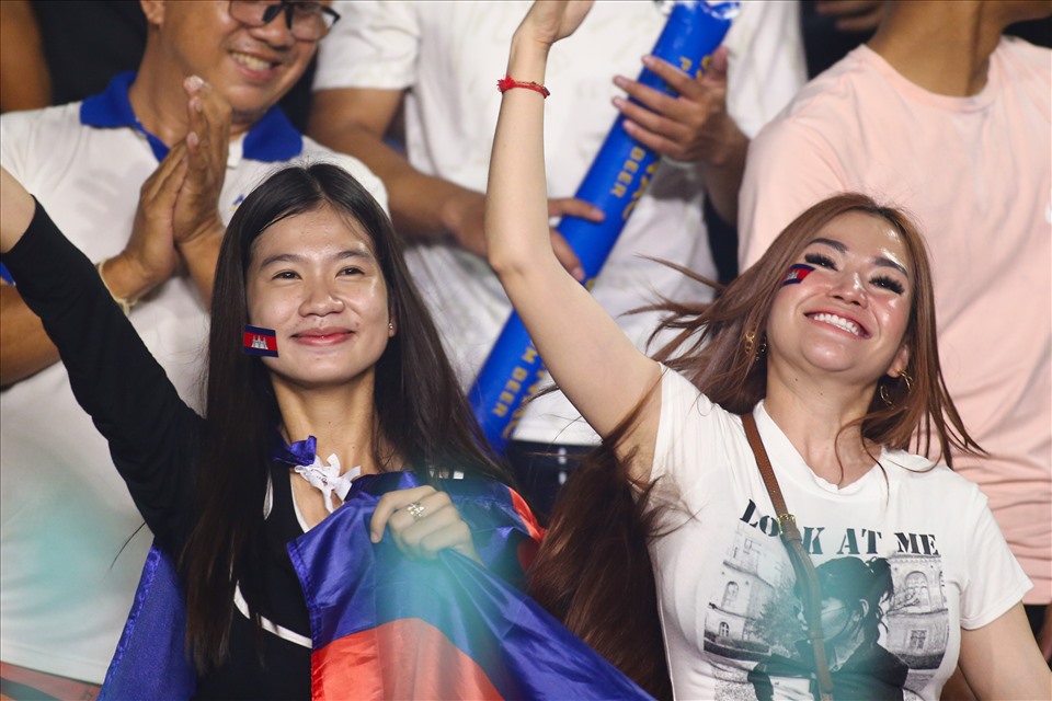 Sức nóng từ khán đài là động lực to lớn cho chủ nhà Campuchia. Theo thông báo, có hơn 30.000 khán giả đã có mặt ở sân Olympic dự khán trậnd đấu này.