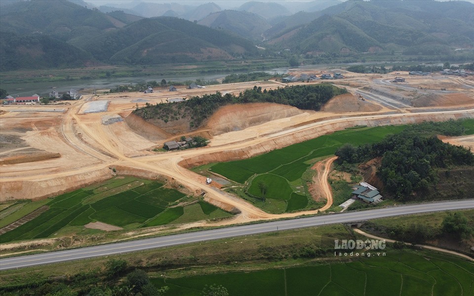 Khu tái định cư này nằm ven sông Hồng, đối diện với phần đất sẽ sử dụng để xây sân bay Sa Pa qua trục đường cao tốc Nội Bài - Lào Cai.