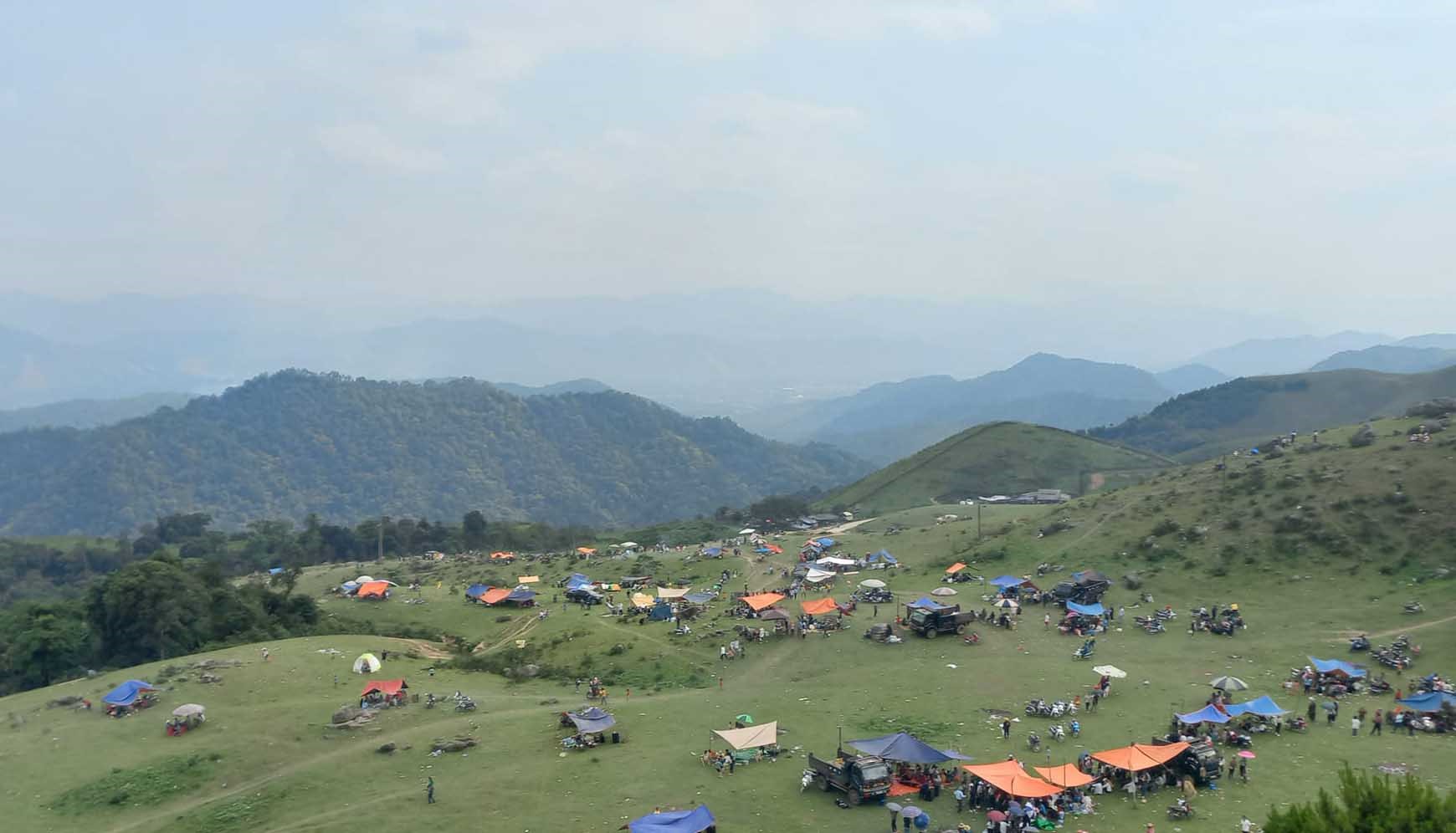 Du khách cắm trại ở cao nguyên Đồng Cao ngày 30.4. Ảnh: Vân Trường