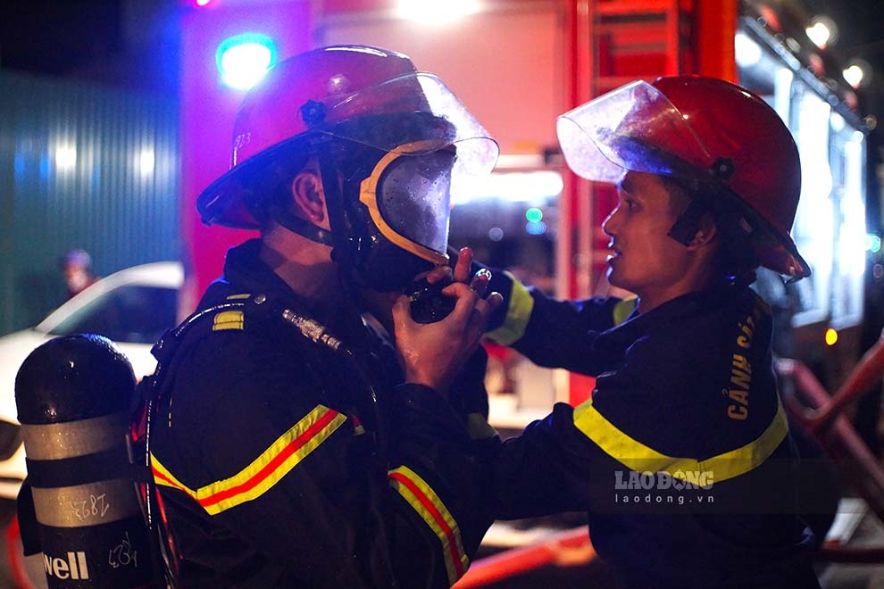Tại  hiện trường lực lượng Cảnh sát Phòng cháy chữa cháy và Cứu nạn cứu hộ, công an phường, thành phố Hạ Long đã huy động gần 30 cán bộ chiến sĩ  khai phương án chữa cháy, tìm kiếm người bị nạn và bảo vệ hiện trường triển.