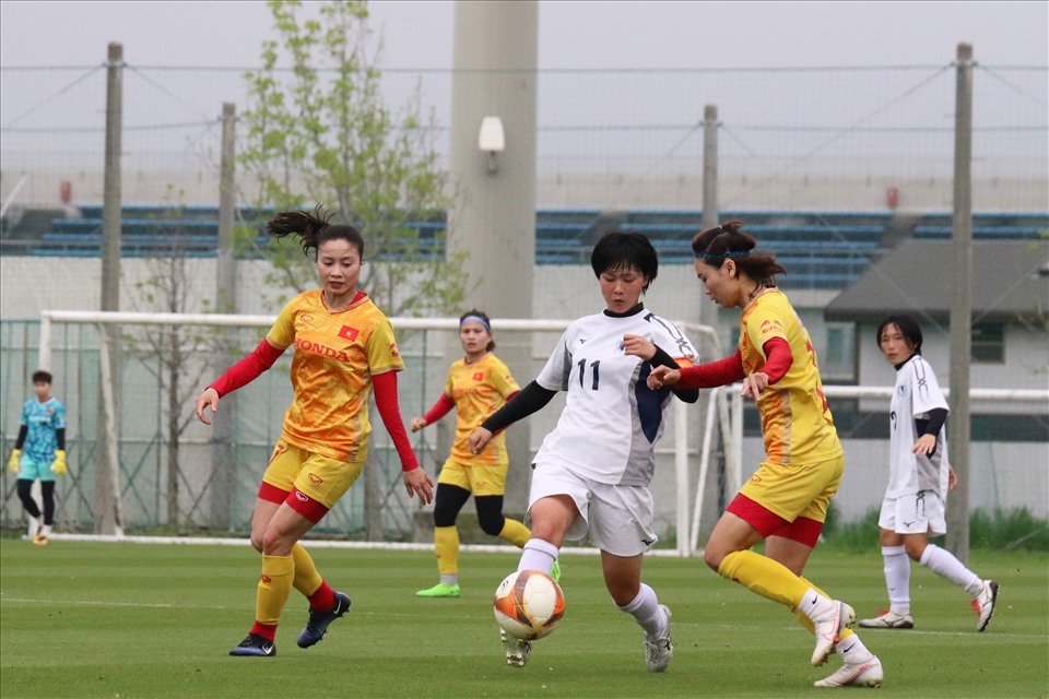 Tuyển nữ Việt Nam (vàng) thi đấu 3 hiệp giao hữu với đội bóng thuộc trường Đại học Thể dục Thể thao Biwaco Seikei trong chuyến tập huấn ở Nhật Bản. Ảnh: VFF.