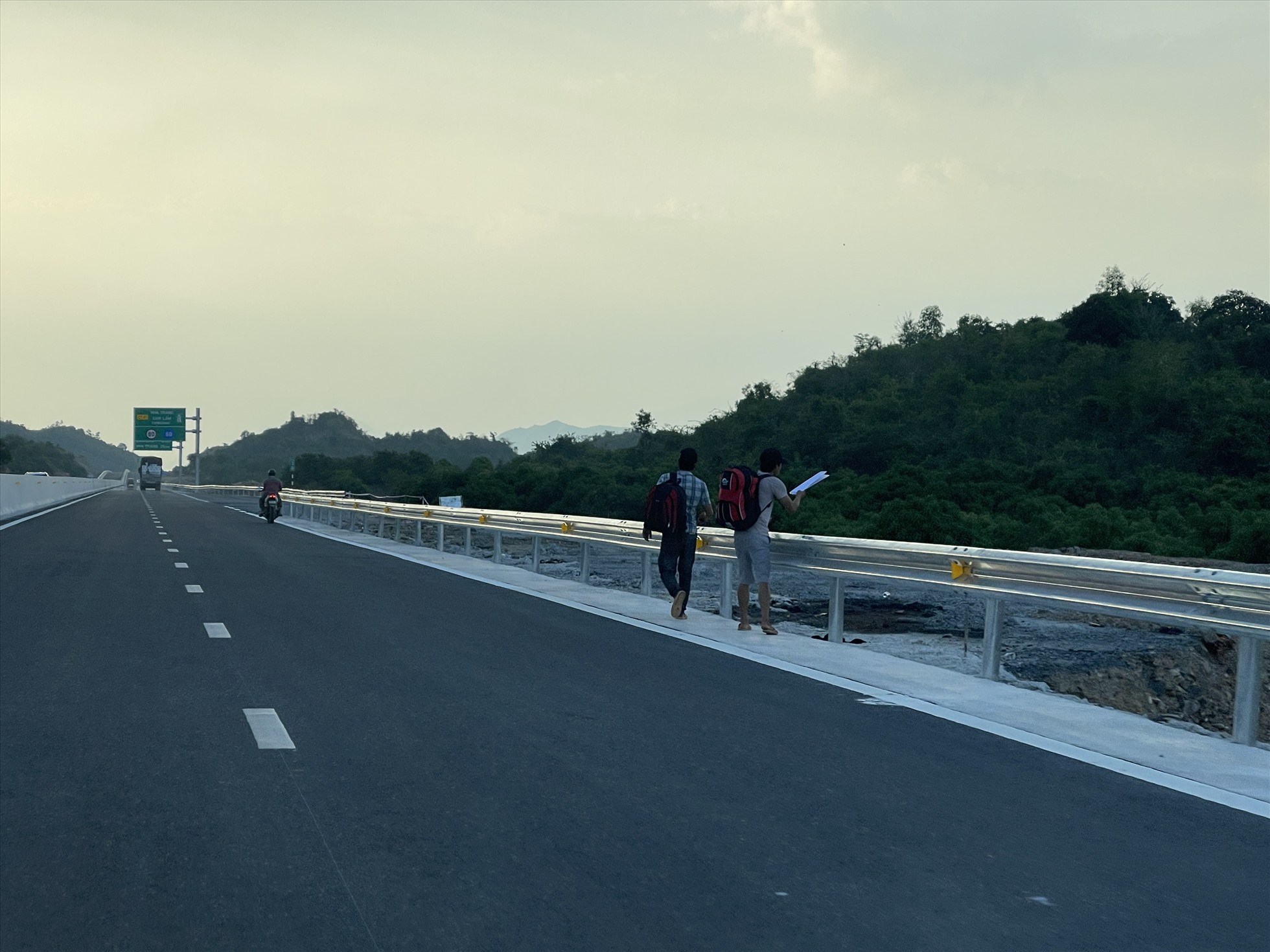 Người đi bộ, xe máy di chuyển trên cao tốc Cam Lâm - Nha Trang. Ảnh: Hữu Long