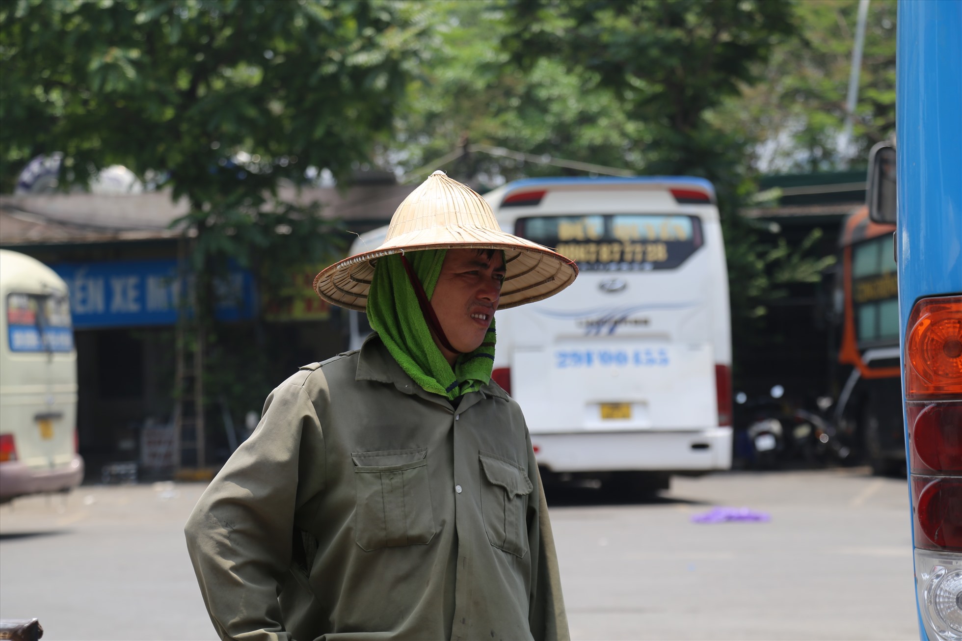 Những ngày qua, thời tiết ở Hà Nội như “đổ lửa“, không khí oi bức khiến cho nhiều lao động vận chuyển hàng hoá nhọc nhằn thêm gấp bội.