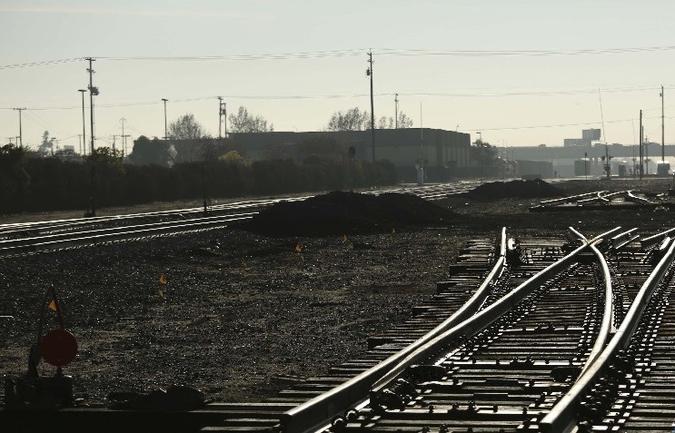 Dự án cao tốc đường sắt ở bang California (Mỹ) bị chậm tiến độ do thiếu nguồn tài trợ. Ảnh: Xinhua