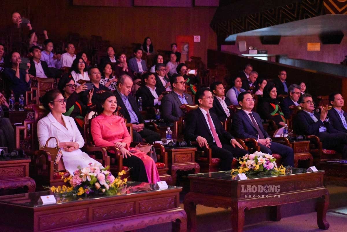 Lãnh đạo tỉnh Bắc Ninh và các đoàn khách ngoại giao quốc tế thưởng thức Quan họ tại Nhà hát dân ca Quan họ Bắc Ninh.
