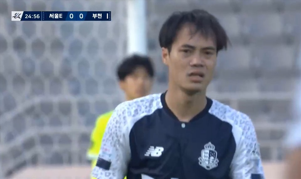Tiền đạo Văn Toàn không thể ghi bàn trong khoảng gần 60 phút thi đấu cho Seoul E-Land. Ảnh cắt từ video.