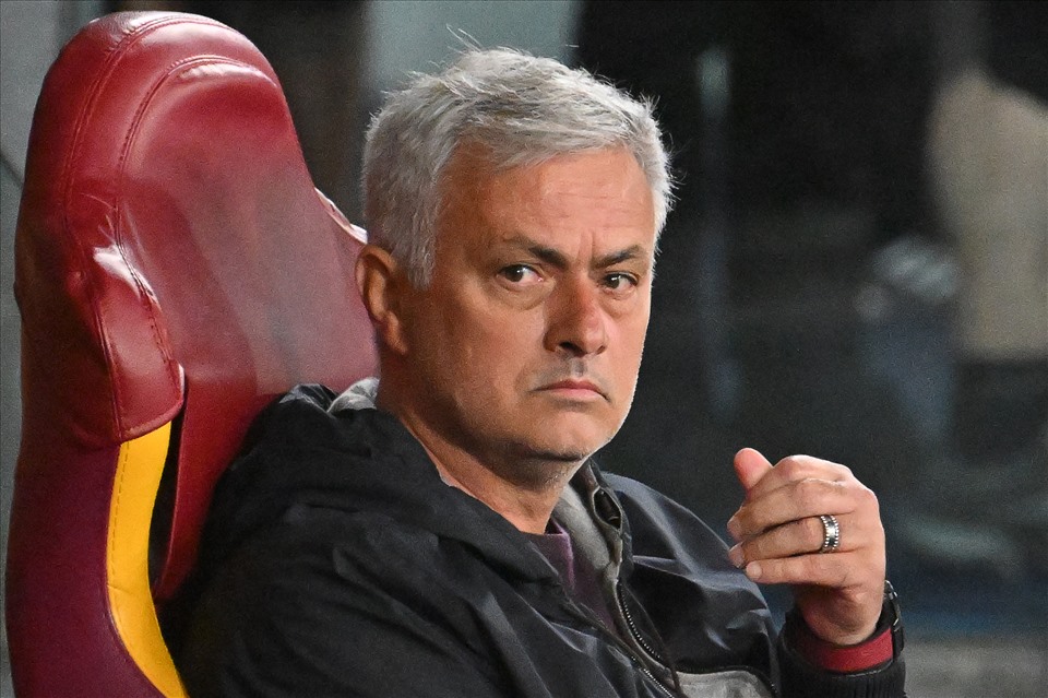 Mourinho vẫn bình thản dù phía sau là sức ép lớn đến từ người hâm mộ Leverkusen. Ảnh: AFP