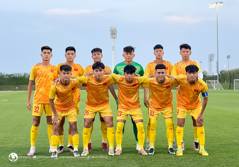 Đội hình xuất phát của U17 Việt Nam trong trận đá tập với U17 Lào. Ảnh: VFF