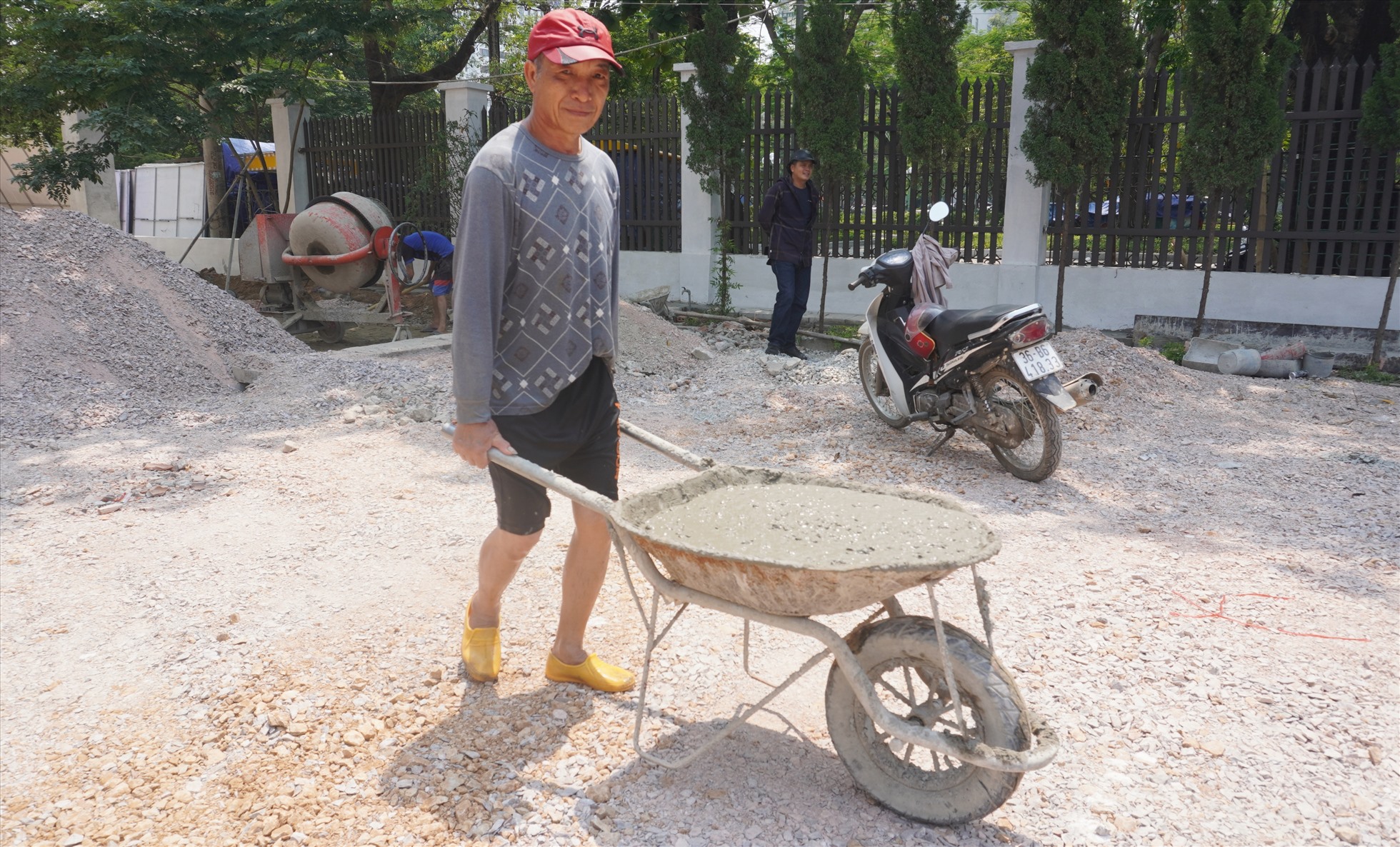 Ông Vũ Quang Thúy (64 tuổi, ở huyện Nông Công, Thanh Hóa) cho biết, vì mưu sinh nên thời gian qua ông rời quê lên TP.Thanh Hóa làm thuê ở công trình xây dựng. Những ngày vừa qua là quãnh thời gian mệt mỏi, vì thời tiết nắng nóng diễn ra liên tục. Ảnh: Quách Du