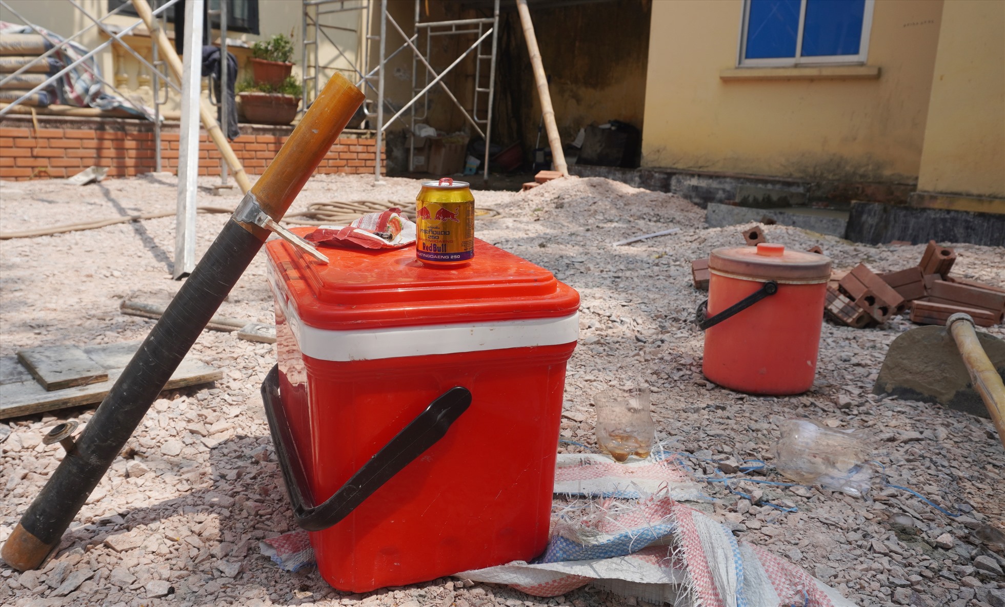 Những thùng nước đá luôn được chuẩn bị sẵn để người lao động giải khát trong thời tiết nắng nóng. Ảnh: Quách Du