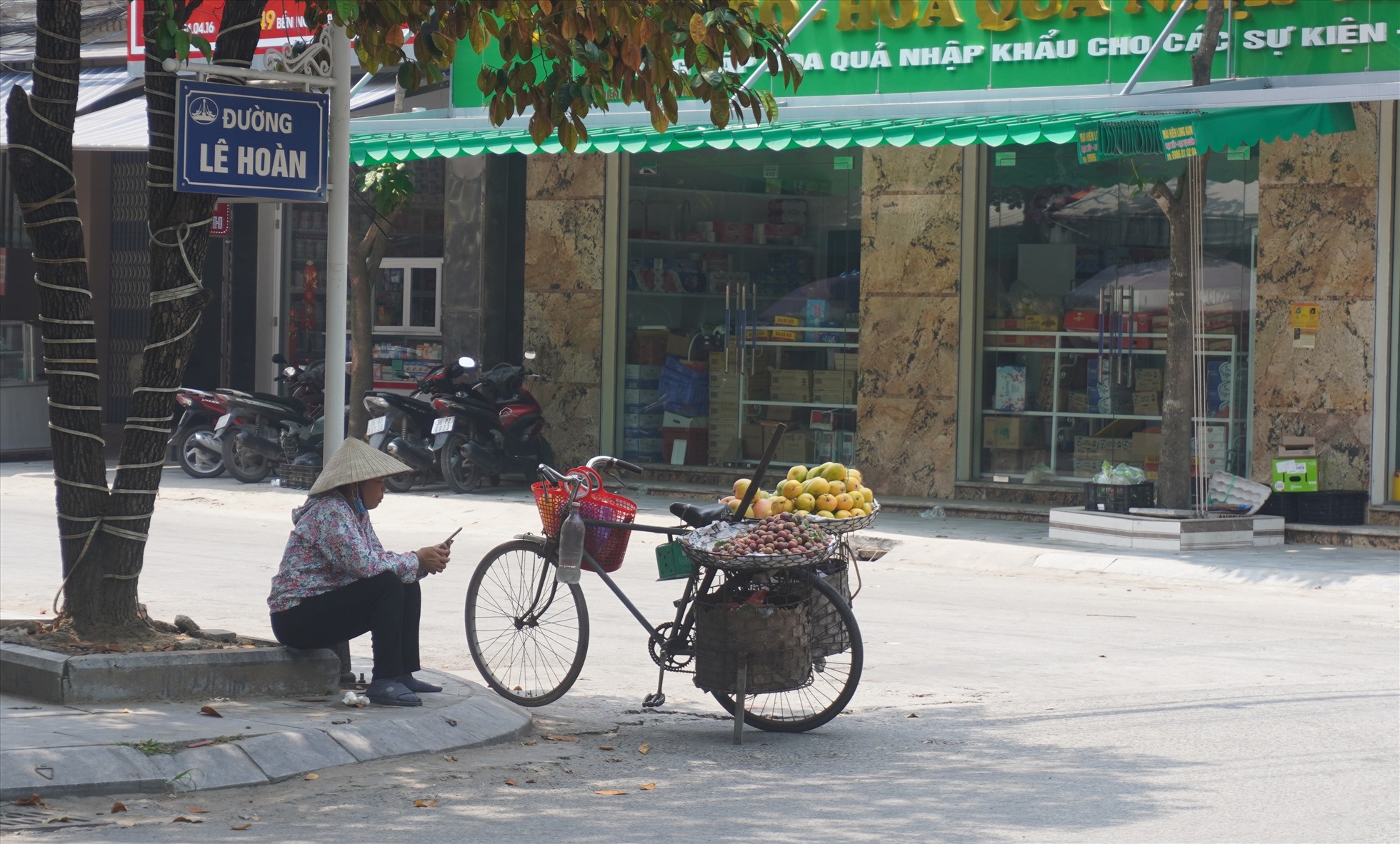 Người bán hàng rong trên đường phố Lê Hoàn lúc giữa trữa nắng. Ảnh: Quách Du