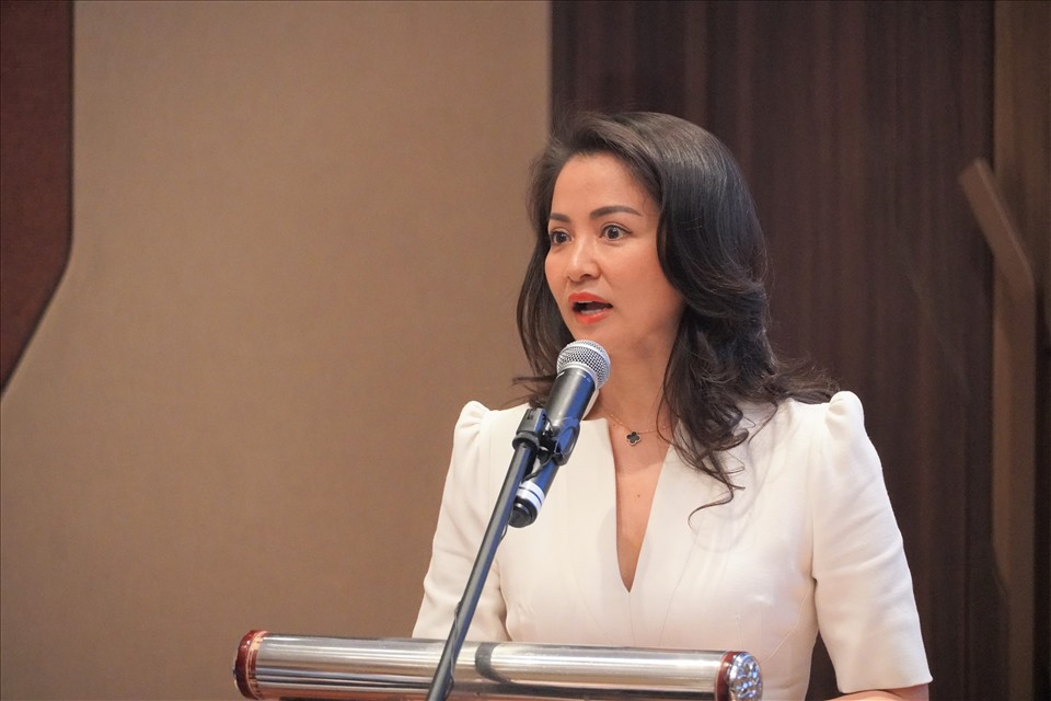 Bà Phạm Thị Bảo Hạnh - Phó Tổng giám đốc công ty cổ phần Vina Logistics phát biểu về giải pháp, đề xuất tại buổi tọa đàm. Ảnh: Thành An