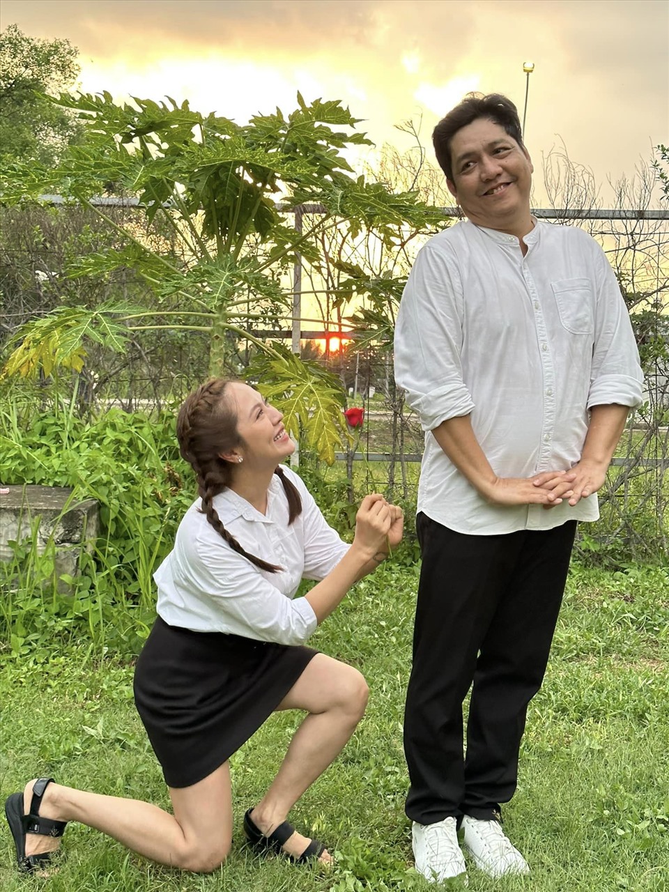 Thanh Thúy tái hiện cảnh cầu hôn Đức Thịnh. Ảnh: Fanpage Thanh Thúy - Đức Thịnh