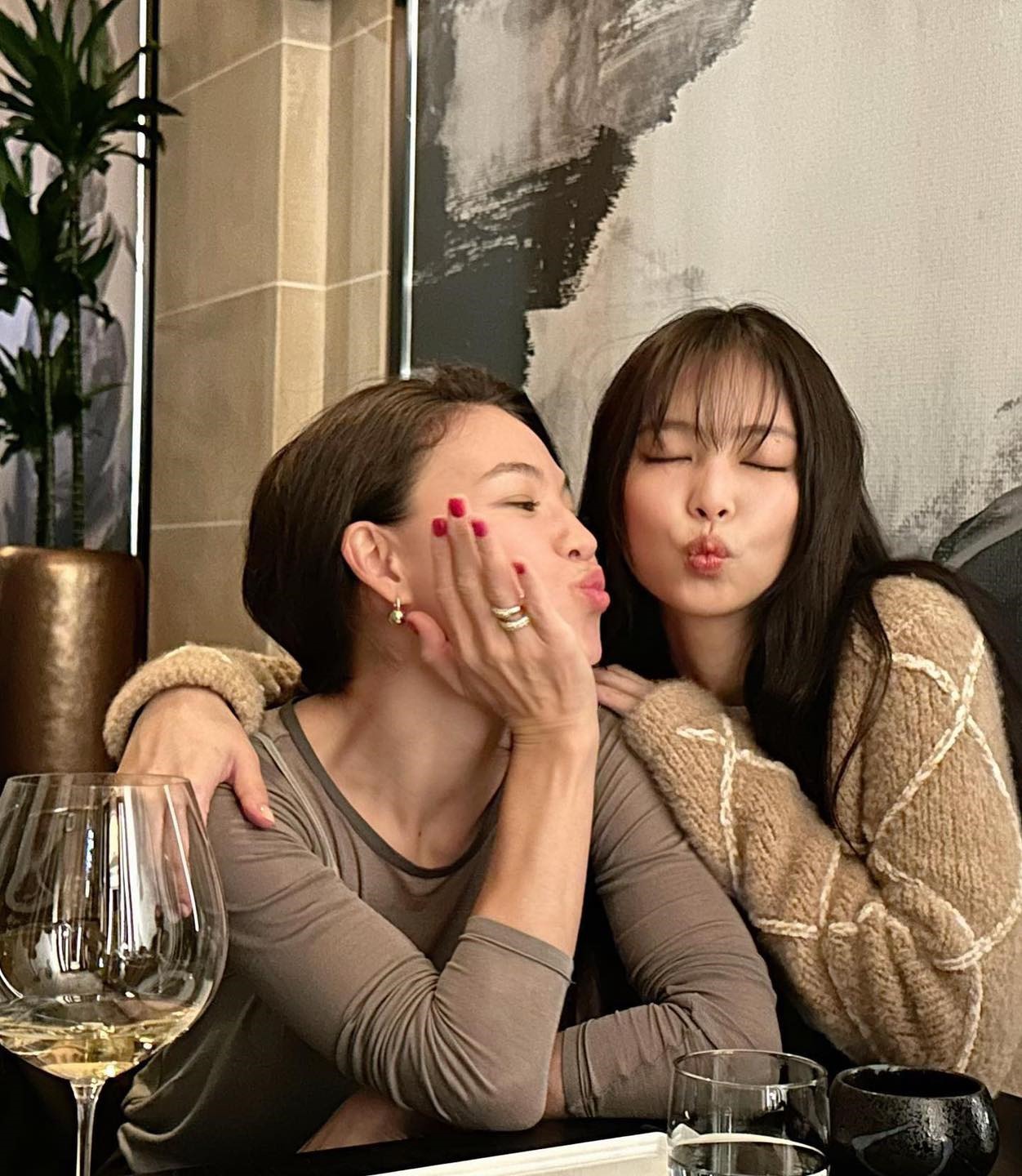 Nhìn những hình ảnh vui vẻ của Jennie, nhiều người cũng thở phào vì dường như cô không mấy bận tâm tới những gì đang diễn ra. Ảnh: Instagram olivia_in_korea.
