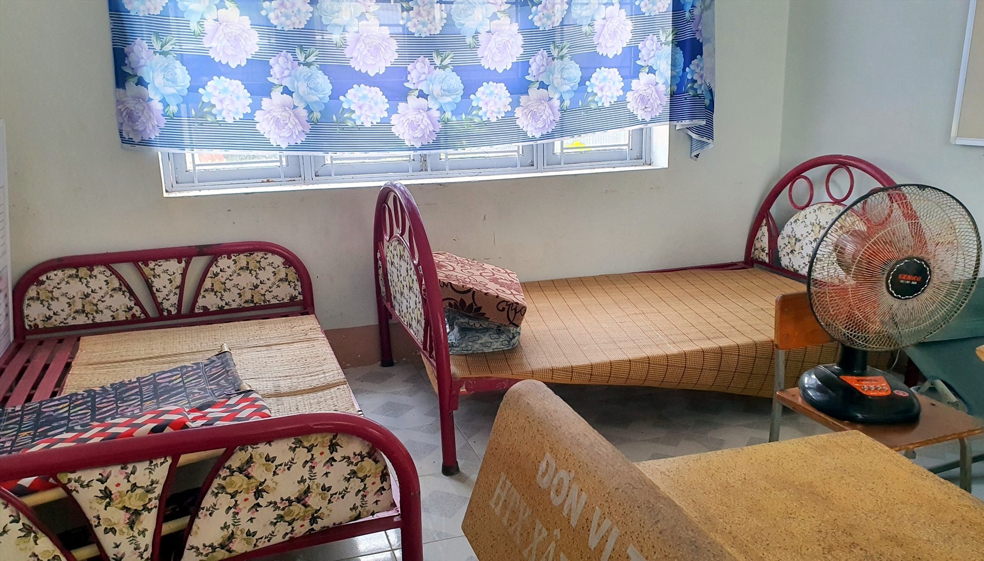 Trường tận dụng phòng trống làm nơi nghỉ ngơi cho giáo viên nhưng không thể đáp ứng nhu cầu cho 18 người có nhu cầu. Ảnh: Nhật Hồ