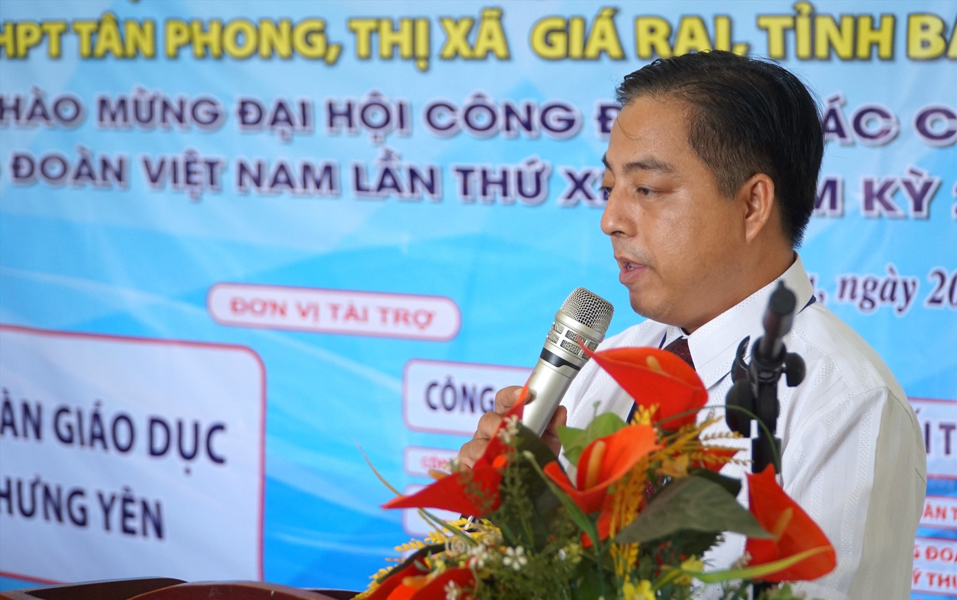 Thầy Nguyễn Hoàng Diệu, Phó hiệu trưởng Trường THPT Tân Phong vui mừng khi nhà công vụ cho giáo viên được khởi công xây dựng. Ảnh: Nhật Hồ