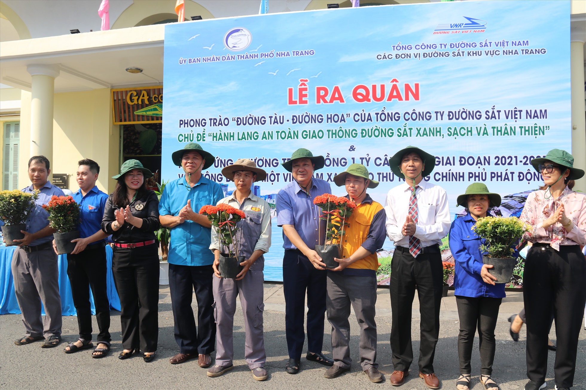 Ngành Đường sắt phối hợp tổ chức phát động phong trào “đường tàu - đường hoa” khu vực Nha Trang. Ảnh: Phương Linh