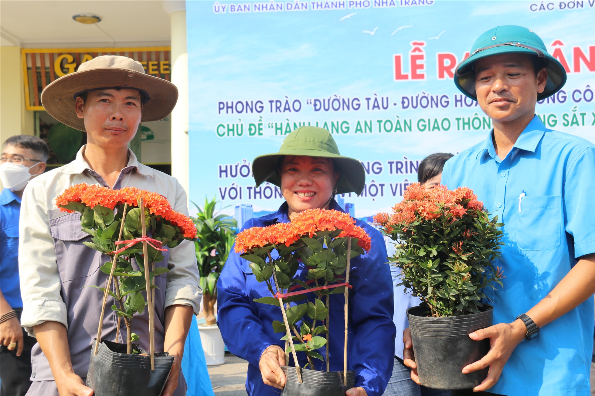Niềm vui của đoàn viên, người lao động khi chung tay làm đẹp đường tàu qua thành phố du lịch Nha Trang. Ảnh: Phương Linh