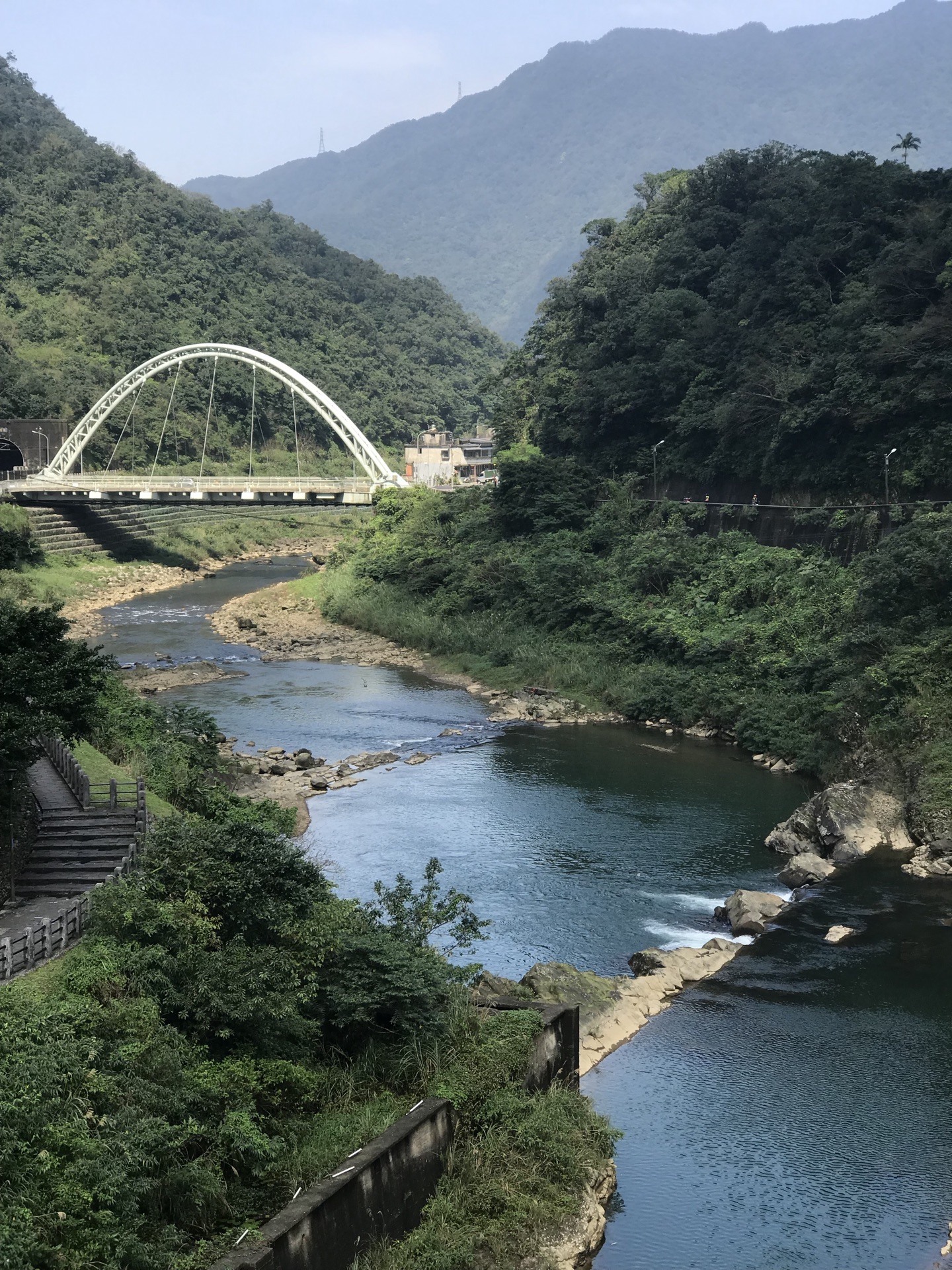 Sông núi nên thơ quanh ngôi làng yên bình. Ảnh: Trip.com